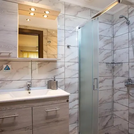 Oleana Di Castello *