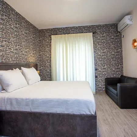 Oleana Di Castello *