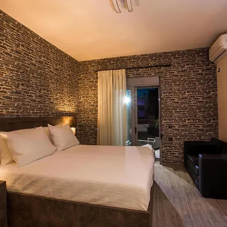 Oleana Di Castello *